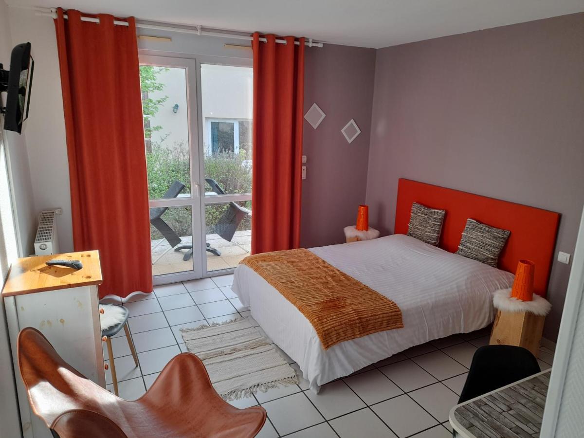 Hotel De L'Ile D'Amour Langeac Buitenkant foto