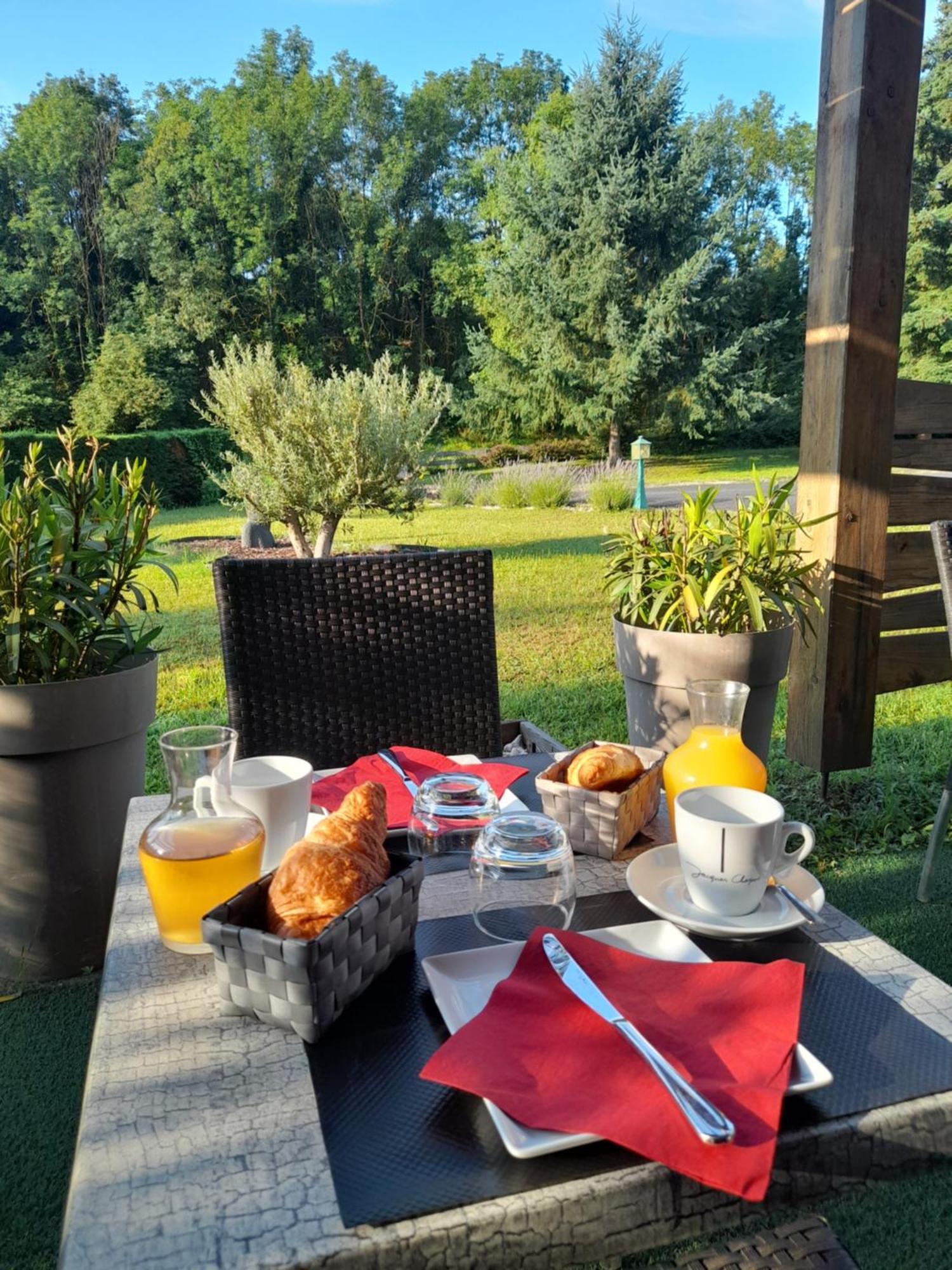 Hotel De L'Ile D'Amour Langeac Buitenkant foto
